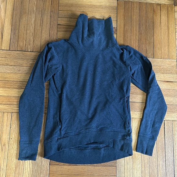 Gray turtleneck lululemon sweatshirt size 4 - Picture 1 of 4
